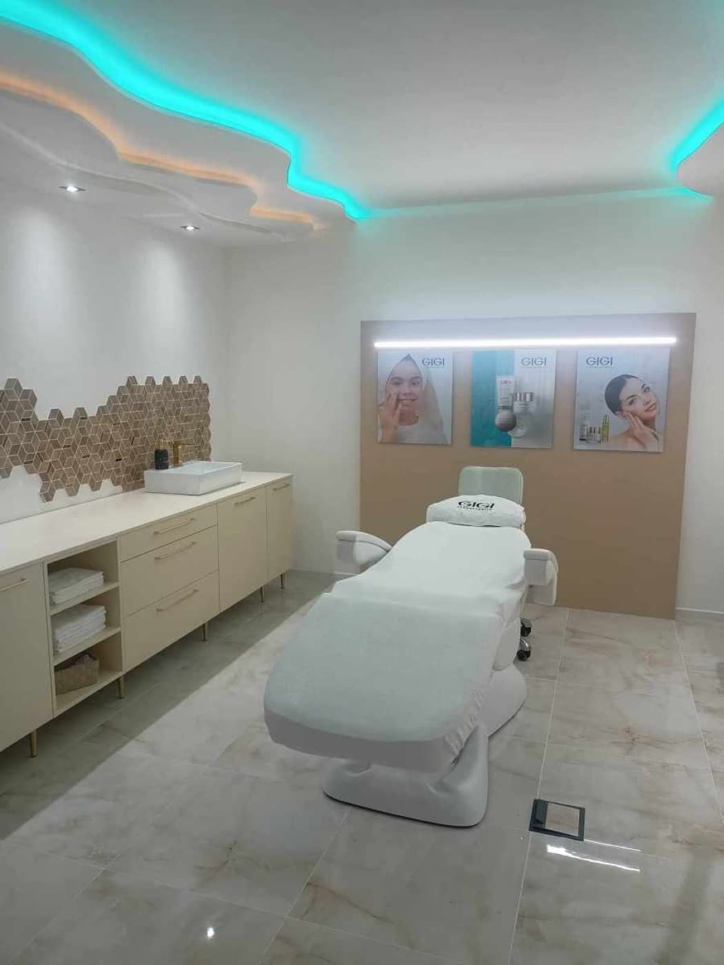 Ošetrovňa salónu Beauty way so zvlneným stropom a tyrkysovým svetlom