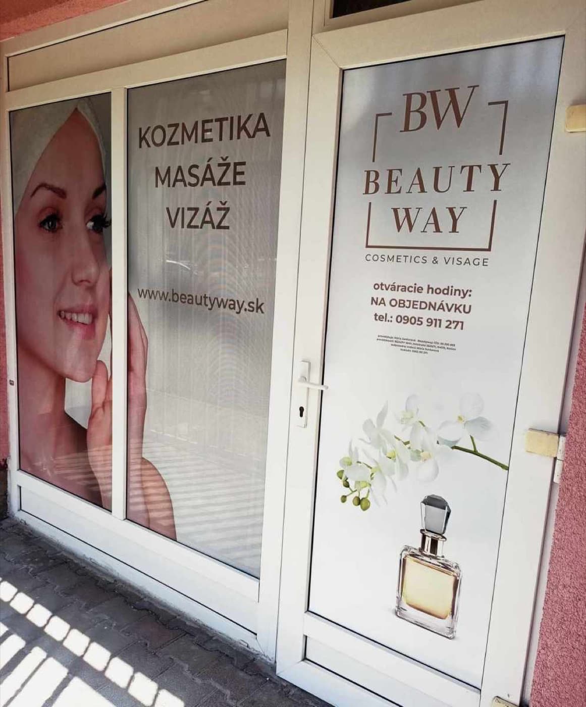 Vchod do salónu Beauty way s výlohou: kozmetika, masáže, vizáž